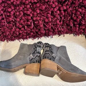 Toms Ankle Boots Women’s Size 8.5W Gray Aztec Suede Esme Blue Tab Chelsea